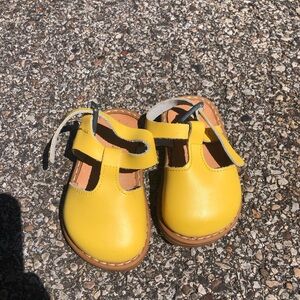 Girls bright yellow sunshine yellow cap toes closed toe sandals